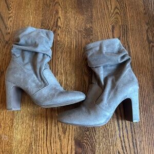 Chic Suede Heeled Boots in Gray